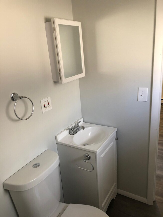 Building Photo - Brooke apartments unit 5