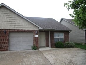 Building Photo - 605-607-607 Glenstone Dr