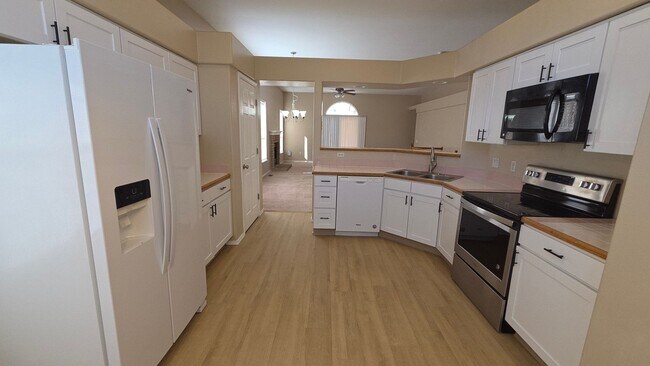 Foto del edificio - 1329 Nutwood Dr
