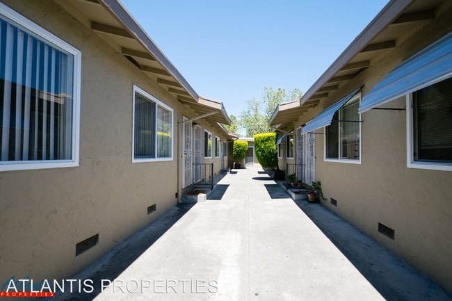 Building Photo - 2265 Royal Dr