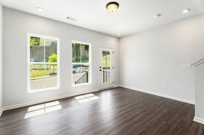 Foto del edificio - Beautiful Grant Park Townhome Directly on the Atlanta BeltLine w/ City Views!