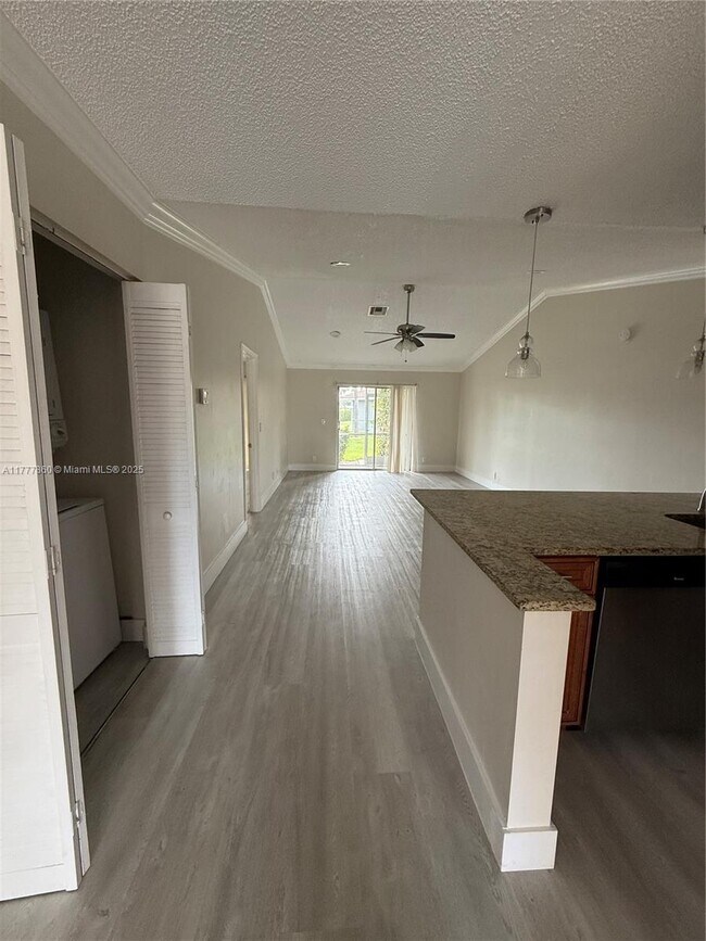 Foto del edificio - 9961 Three Lakes Cir