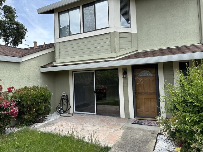 Building Photo - Spacious 3 Bed, 2.5 Bath West Dublin Townh...