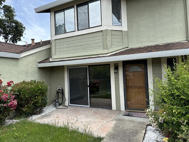 Foto del edificio - Spacious 3 Bed, 2.5 Bath West Dublin Townh...