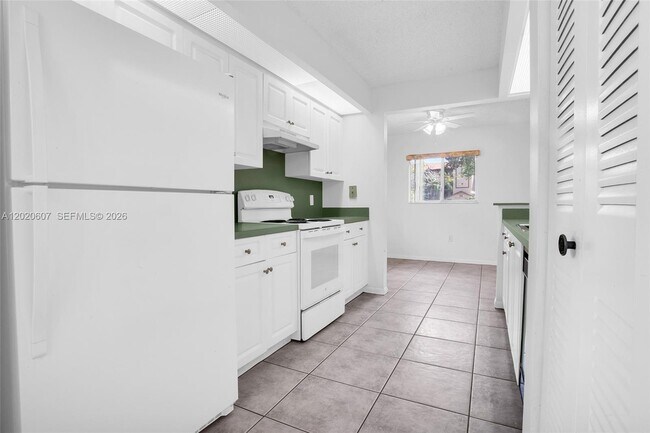 Building Photo - 900 SW 142nd Ave
