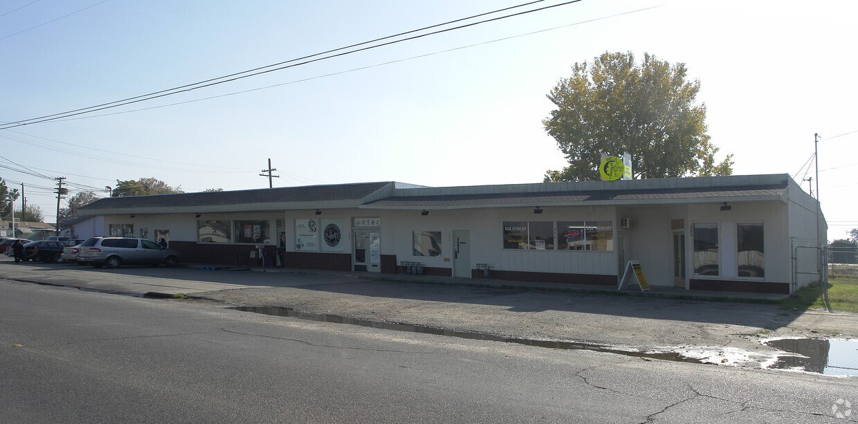 Primary Photo - 241-255 Broadway Ave