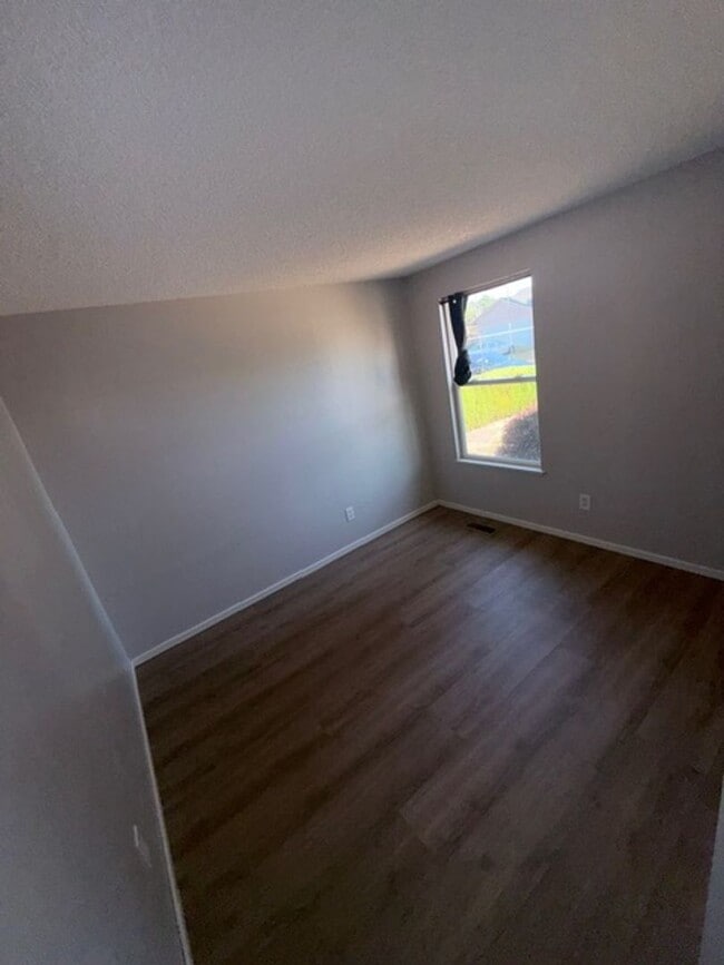 Building Photo - 00650-Burlwood Loop