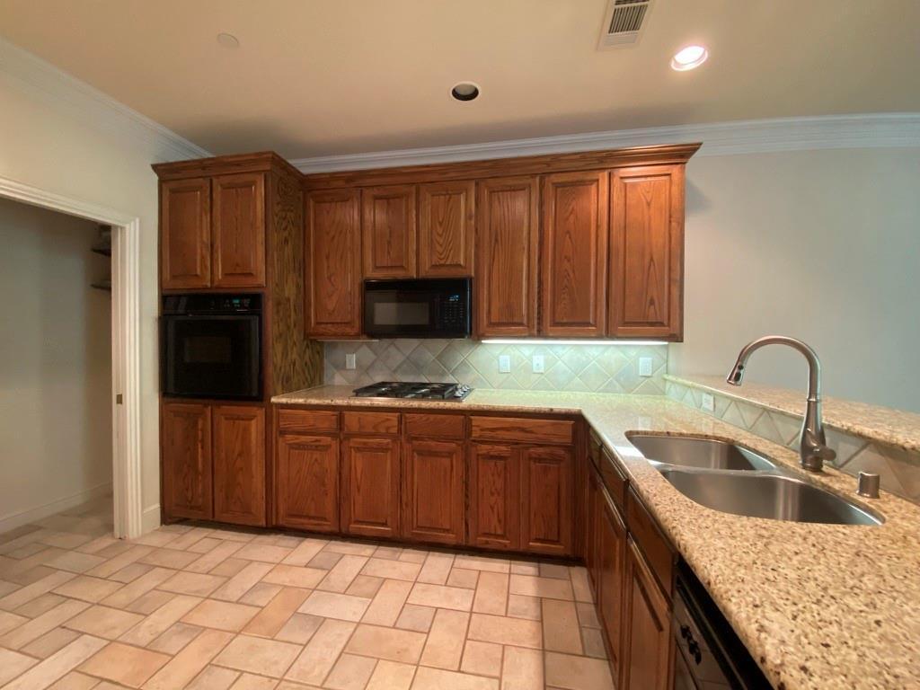 Building Photo - 14871 Towne Lake Cir