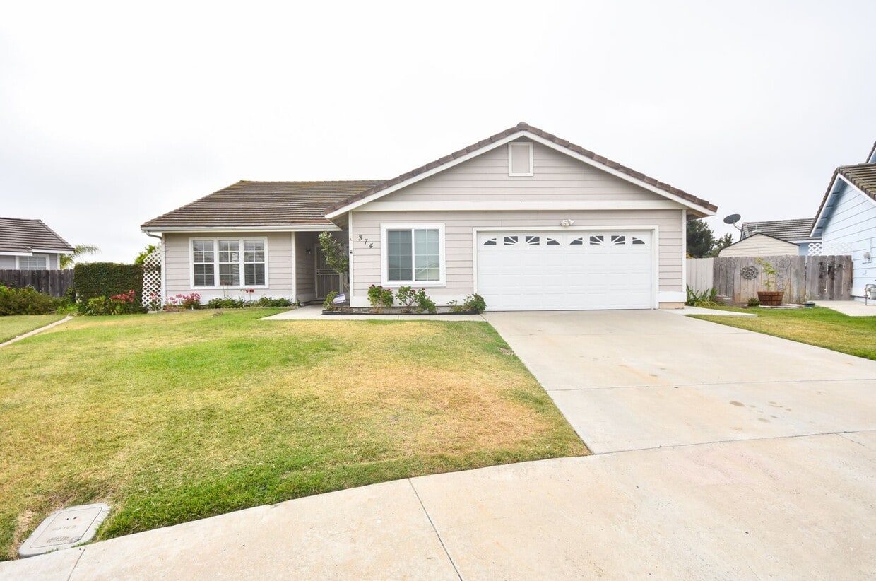 Foto principal - Lovely Single Level Home 4BR/2BTH Located ...