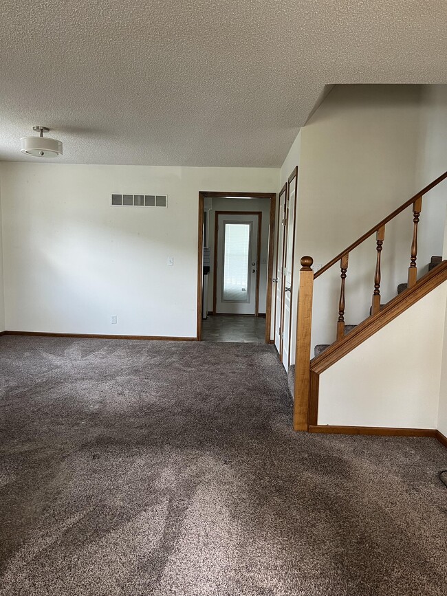 Building Photo - 905 Deer Run