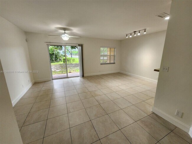 Building Photo - 1357 Avon Ln