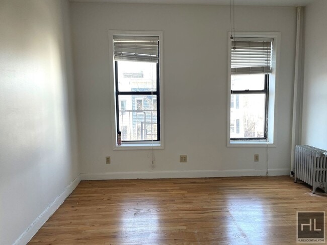 Building Photo - 6 AVENUE