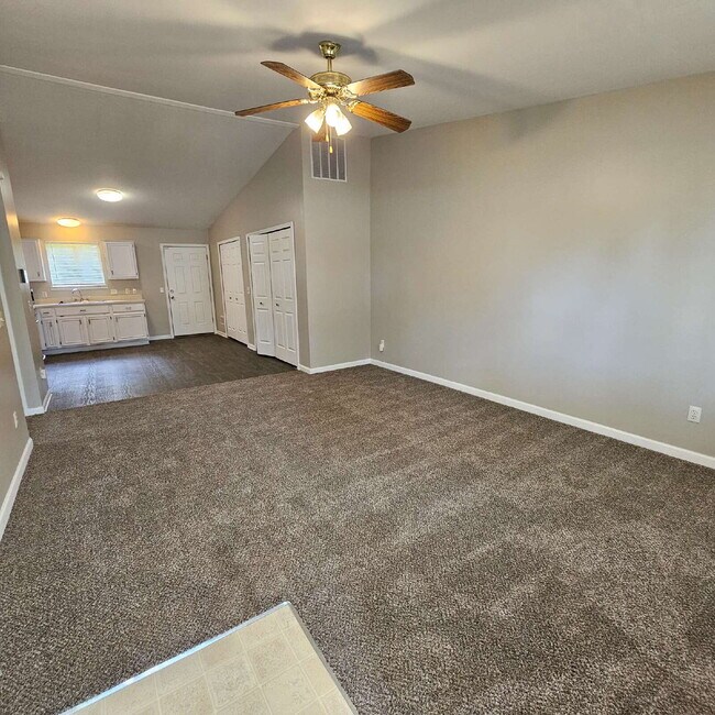Building Photo - 3 Bed Ranch with New Carpet and Freshly Pa...