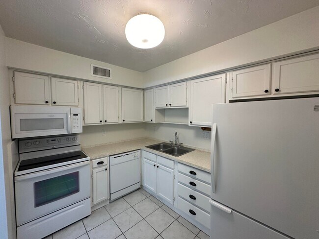 Building Photo - 9905 Pineapple Tree Dr