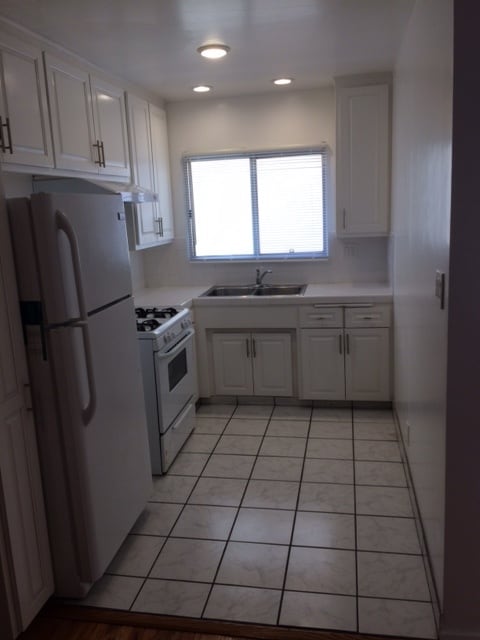 Kitchen - 857 Crenshaw Blvd