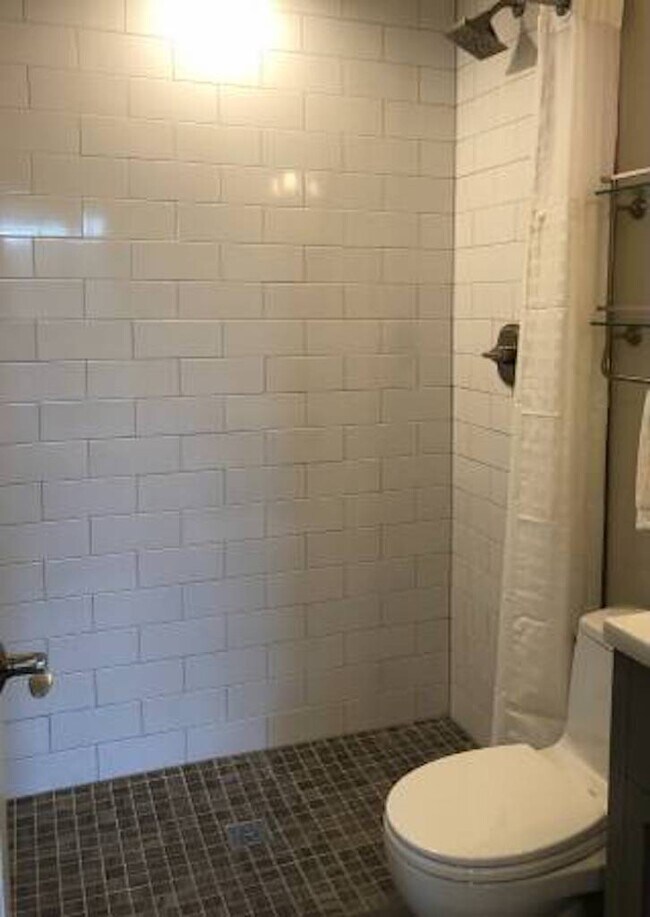 Building Photo - 935 Darien Way