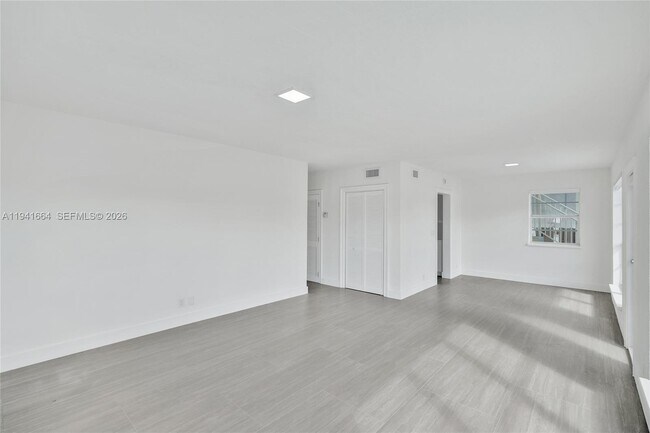 Foto del edificio - 350 S Shore Dr