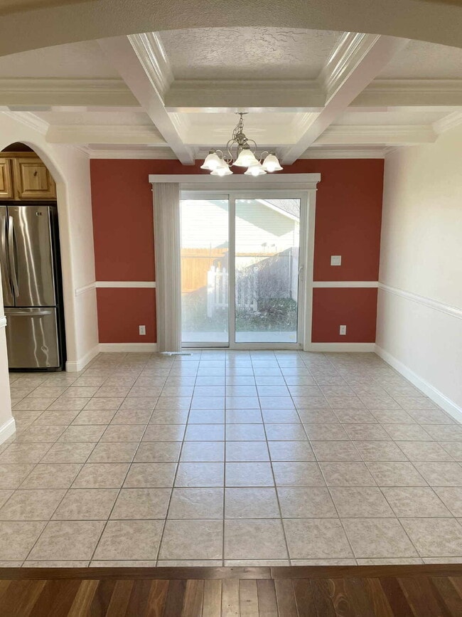 Building Photo - "Charming 3-Bedroom Retreat with 2.5 Baths...