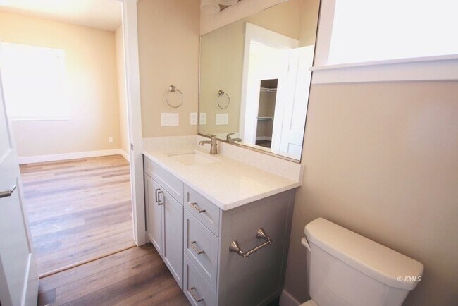 Building Photo - 1525 W Creekside Dr