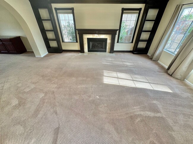 Building Photo - GORGEOUS 2 STORY SPACIOUS 5 BEDROOM HOUSE ...