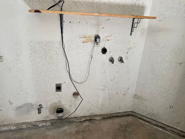 Building Photo - Updated 2 bedroom + a loft in Manteca!