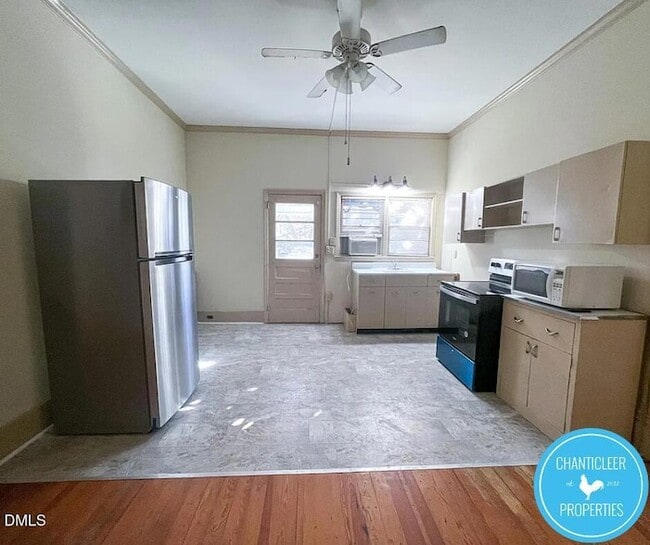 Building Photo - 305 Oakwood St