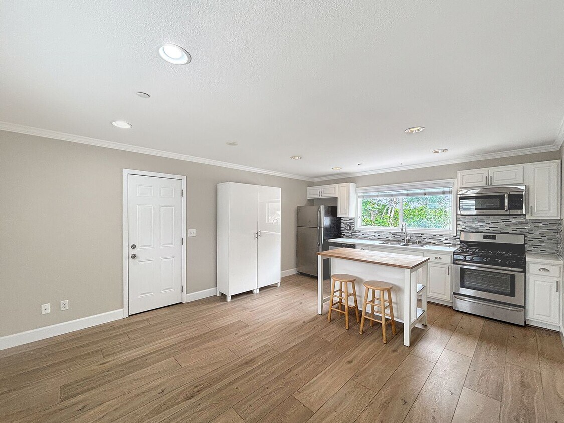 Foto principal - Charming 2BD/2BA Condo in University Heigh...