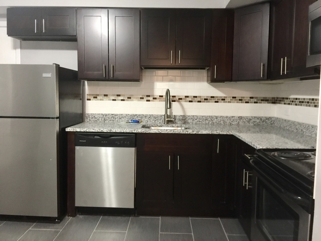 Primary Photo - 6120 N Kenmore Ave