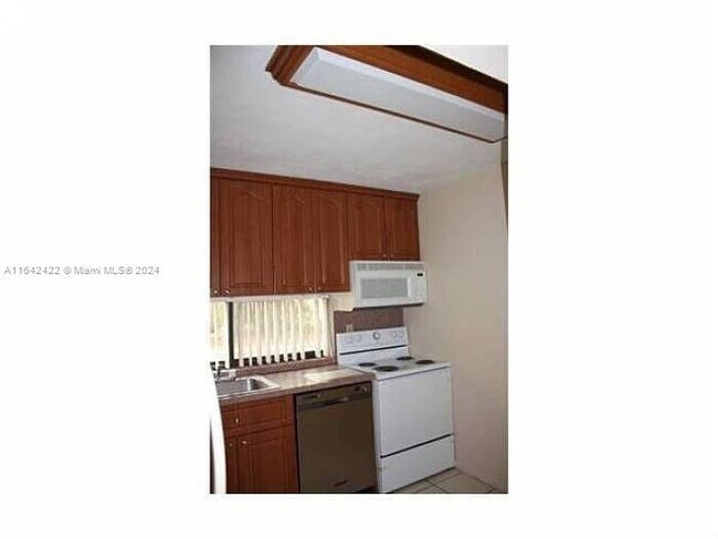 Foto del edificio - 17011 N Bay Rd