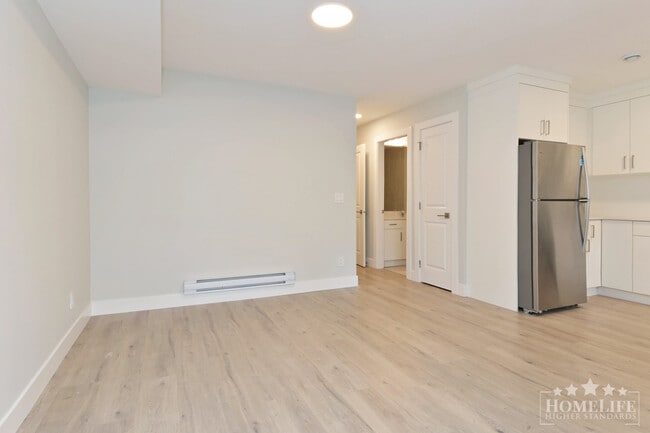 Building Photo - Beautiful Above Ground Level 2-bed 1-bath Legal Basement Suite