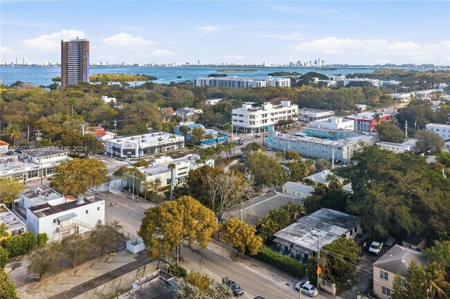 Foto del edificio - 570 NE 69th St