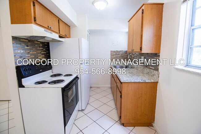 Building Photo - 2/1.5 Townhouse style apartment-Downtown Ft. Lauderdale-Pool- Laundry on Site