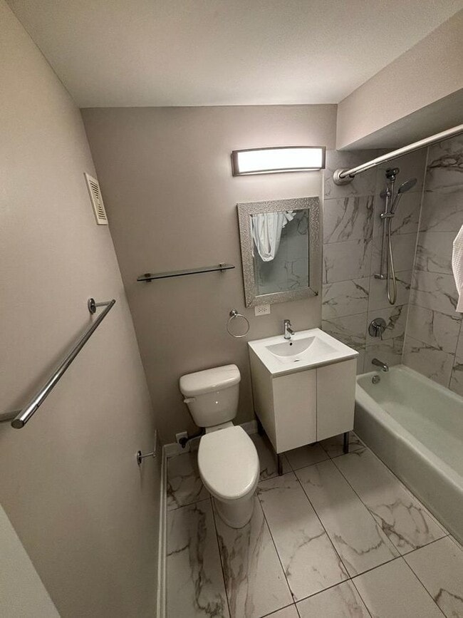 Building Photo - 9612 North Greenwood Ave Unit #2A Des Plai...