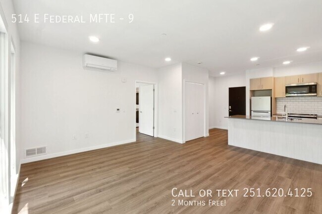 Building Photo - Move into this stylish apartment with roof...