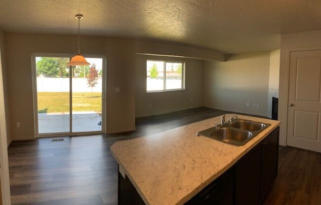 Building Photo - Beautiful New 4 Bedroom 2.5 Bath 2 Story T...