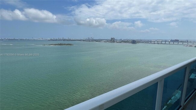 Foto del edificio - 700 NE 25th St