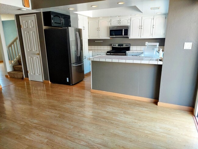 Building Photo - 16 Moonbeam Dr