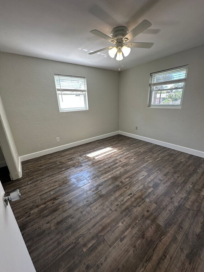 Building Photo - Charming 3 Bedroom Home in Quaint South Da...