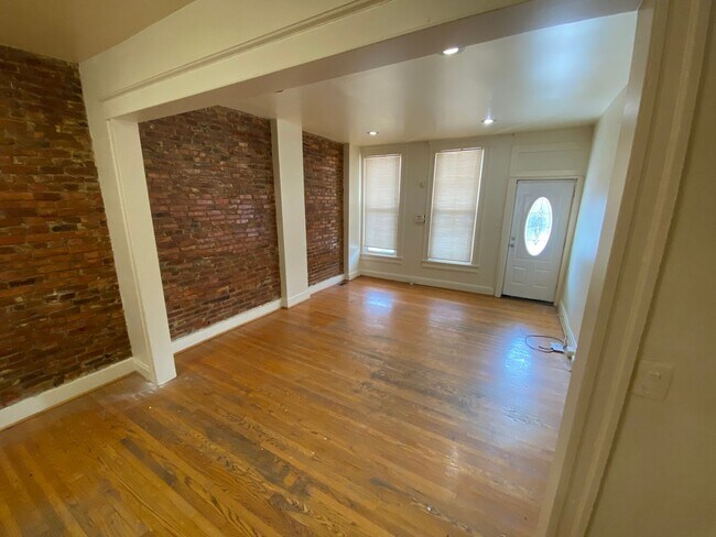 Foto del edificio - Light-filled 2Bedroom Townhome in Waverly!