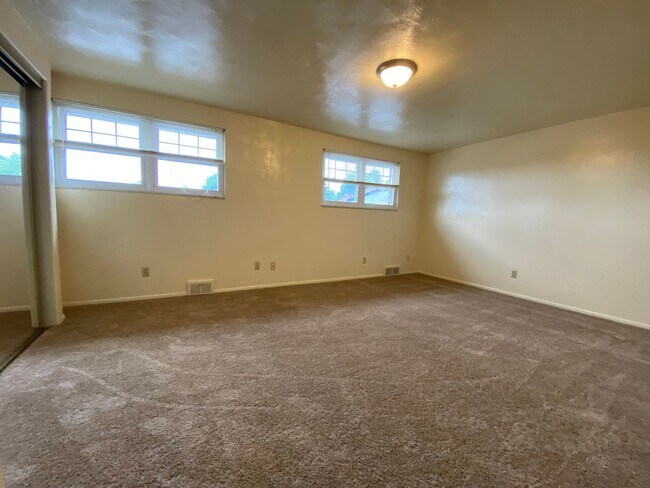Building Photo - Incredible Two Bedroom Townhouse in Plum! Garage, Yard & More! Call Today!