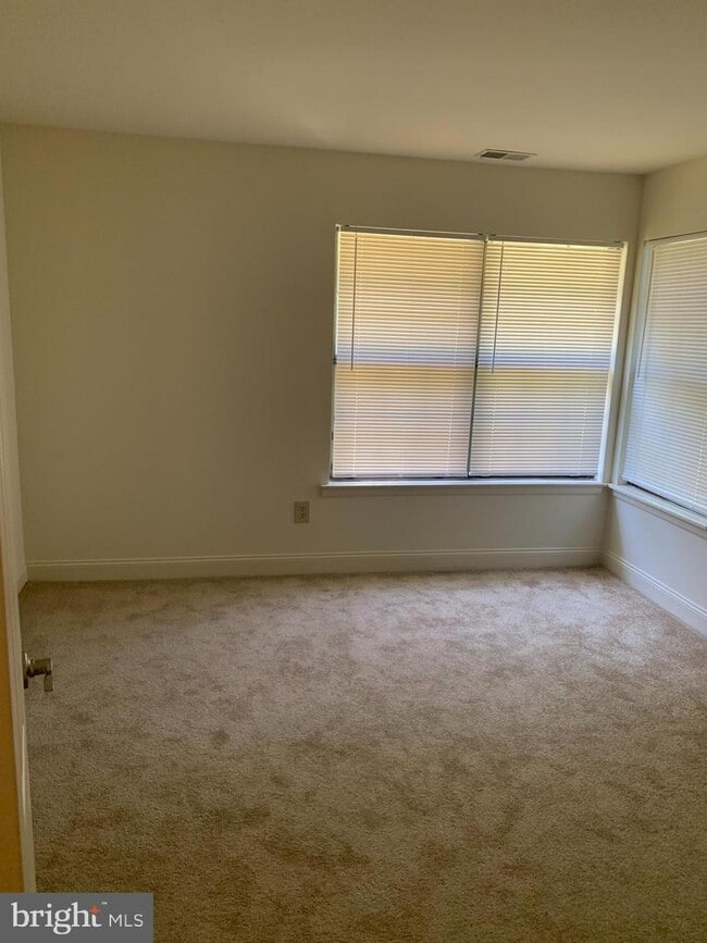 Building Photo - 257 Barclay Ct