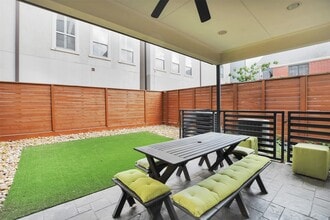 Building Photo - 712 W Drew St