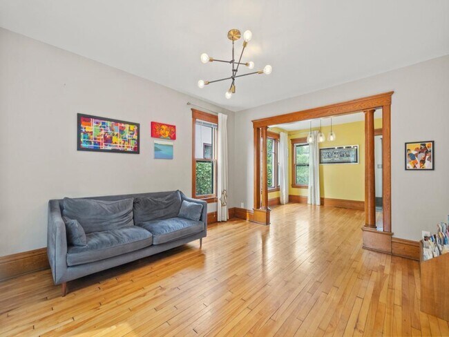Foto del edificio - 2408 Grand Ave S