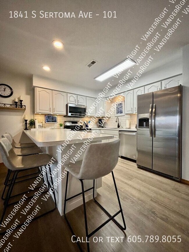 Building Photo - 3 Bedroom 2 Bathroom End Unit Condo!