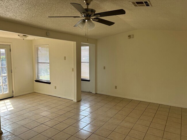 Building Photo - 3 Bed/1 Bath Near Tinker AFB!