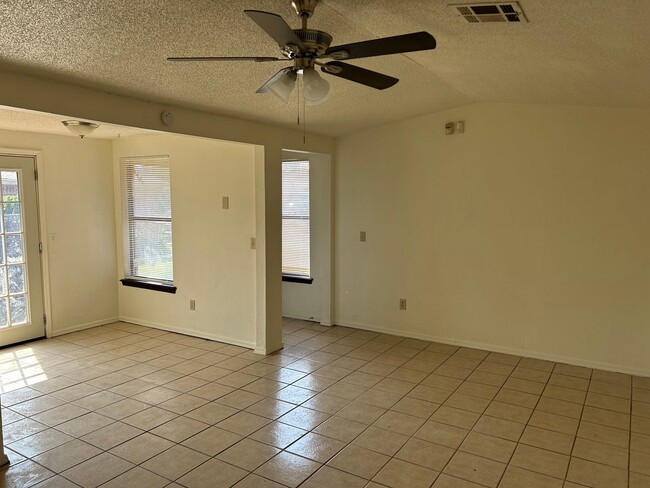 Photo - 3 Bed/1 Bath Near Tinker AFB! House