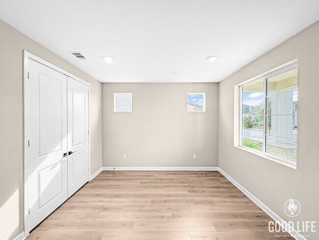 Building Photo - Never-Lived-In Modern 5BR Home with Private Backyard