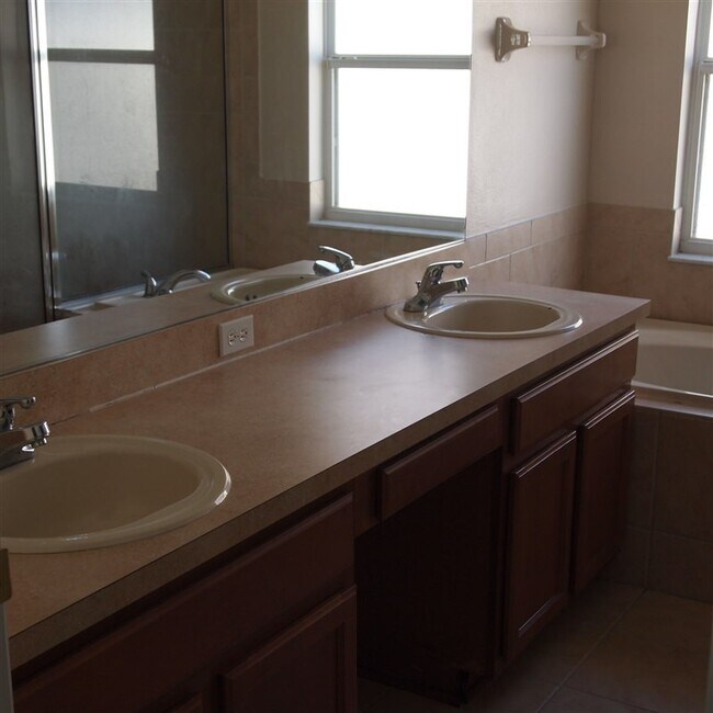Foto del edificio - Four bedroom 2 bath home in Lake Bernadette