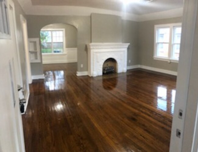 Building Photo - LOCATION LOCATION LOCATION! DEPOSIT SPECIAL!!