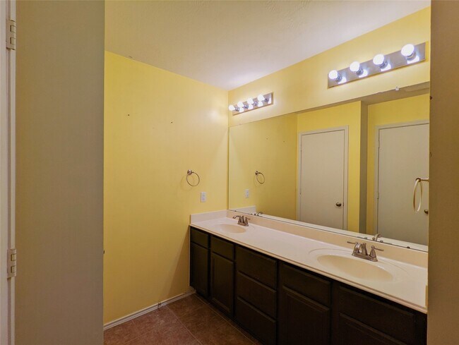 Building Photo - 8815 Lyndonnille Falls Ln